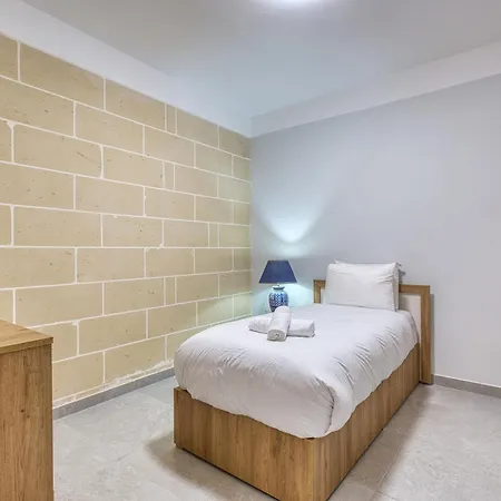3br With Ac & Balcony In Marsascala *