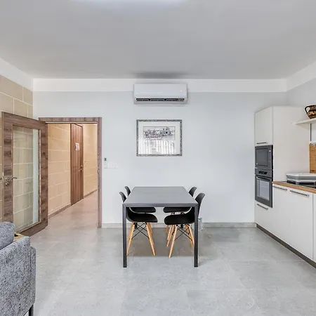 3br With Ac & Balcony In Marsascala Lägenhet
