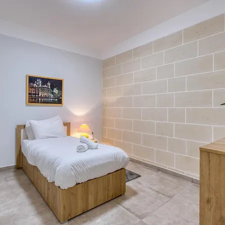 3br With Ac & Balcony In Marsascala *
