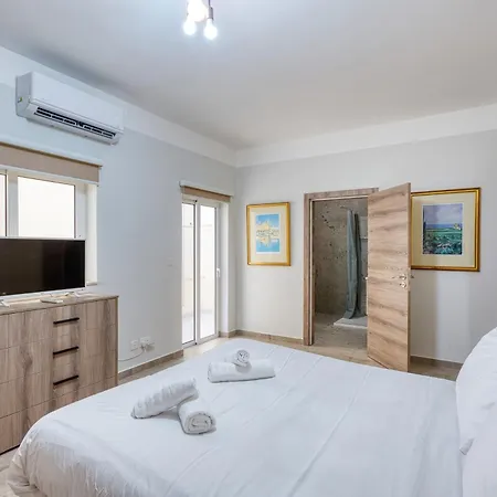3br With Ac & Balcony In Marsascala Lägenhet