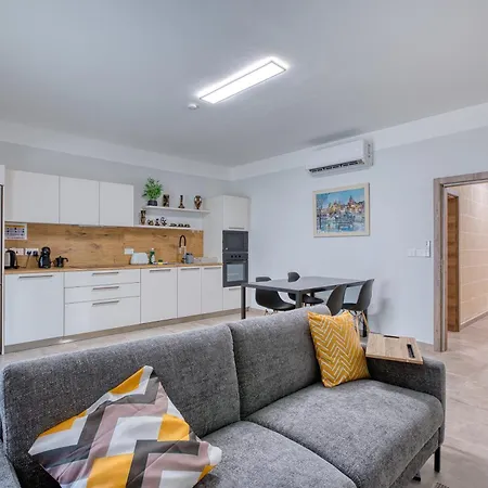3br With Ac & Balcony In Marsascala Il-Mahsel